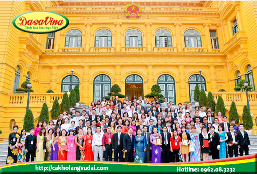 Tấm ảnh lưu niệm của các doanh nhân và phó chủ tịch Nguyễn Thị Doan 