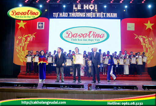 Ông Nguyễn Bá Toàn - Giám đôc Công ty Đặc Sản Việt Nam - DASAVINA lên nhận giải thưởng