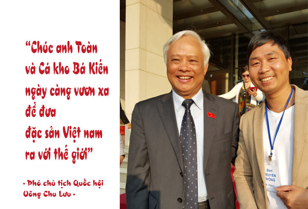 Phó chủ tịch Quốc Hội Uông Chu Lưu chụp ảnh lưu niệm và chúc mừng Đặc Sản Cá Kho Bá Kiến của anh Nguyễn Bá Toàn