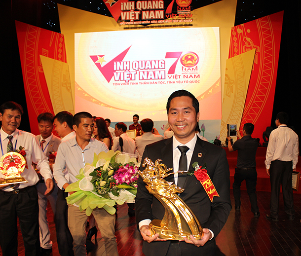 Cá kho Bá Kiến - Dasavina của anh Toàn đã được trao tặng Tượng vàng thánh gióng của Thủ tướng chính phủ Nguyễn Tấn Dũng nhân dịp quốc khánh 2015