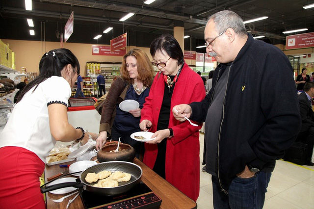 Nhiều du khách nước ngoài rất yêu thích món ăn đặc sản cá kho làng Vũ Đại
