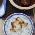 Món cá kho ăn với cơm nóng thì hết ý rồi