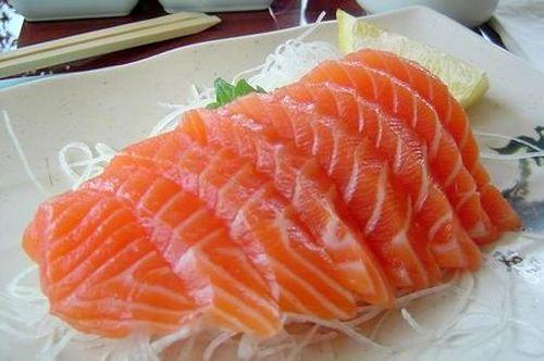 Gỏi cá hồi món ăn phổ biến trong ẩm thực Nhật Bản