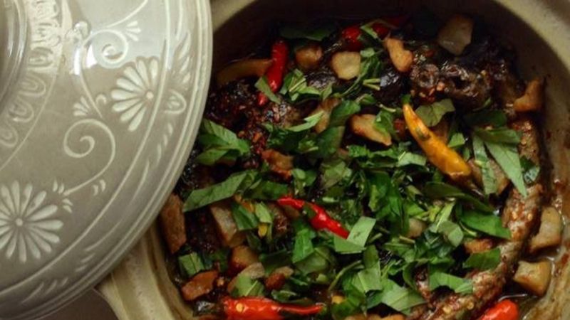 Món cá đục kho rau răm lạ miệng
