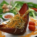 Râu mực nộm hoa chuối trình bày đẹp, ăn lại ngon