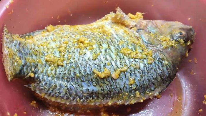 Ướp cá rô trước cho thấm gia vị