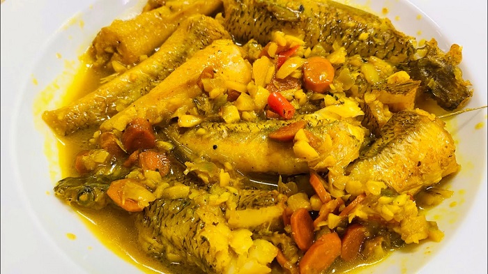 Cá trèn kho nghệ