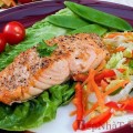 Cá hồi nướng ăn cùng các loại rau sống ngon tuyệt