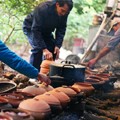 Các nghệ nhân đang kho cá