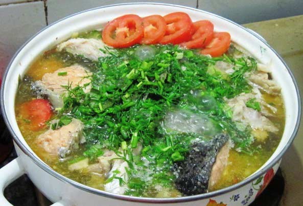 Cá hồi nấu canh chua chế biến đơn giản mà lại thơm ngon và hấp dẫn