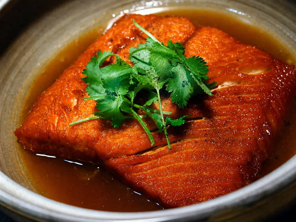 Tuyệt chiêu làm món cá hồi kho nước dừa ngon ngây ngất