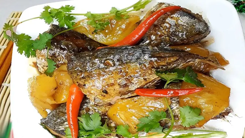 Thơm ngon cá bạc má kho dứa chua dịu