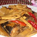 Cá nục kho măng ngon vị chua cay