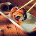 Thịt xông khói cuốn chả cá ngon lạ miệng