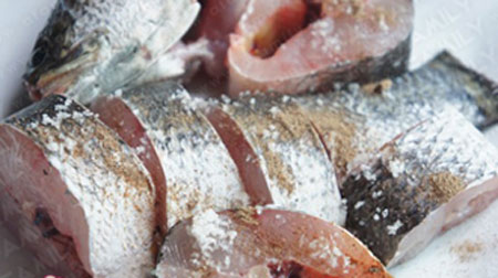 Ướp cá trước với muối trước khi nấu để cá không bị nát và ngon đậm đà hơn