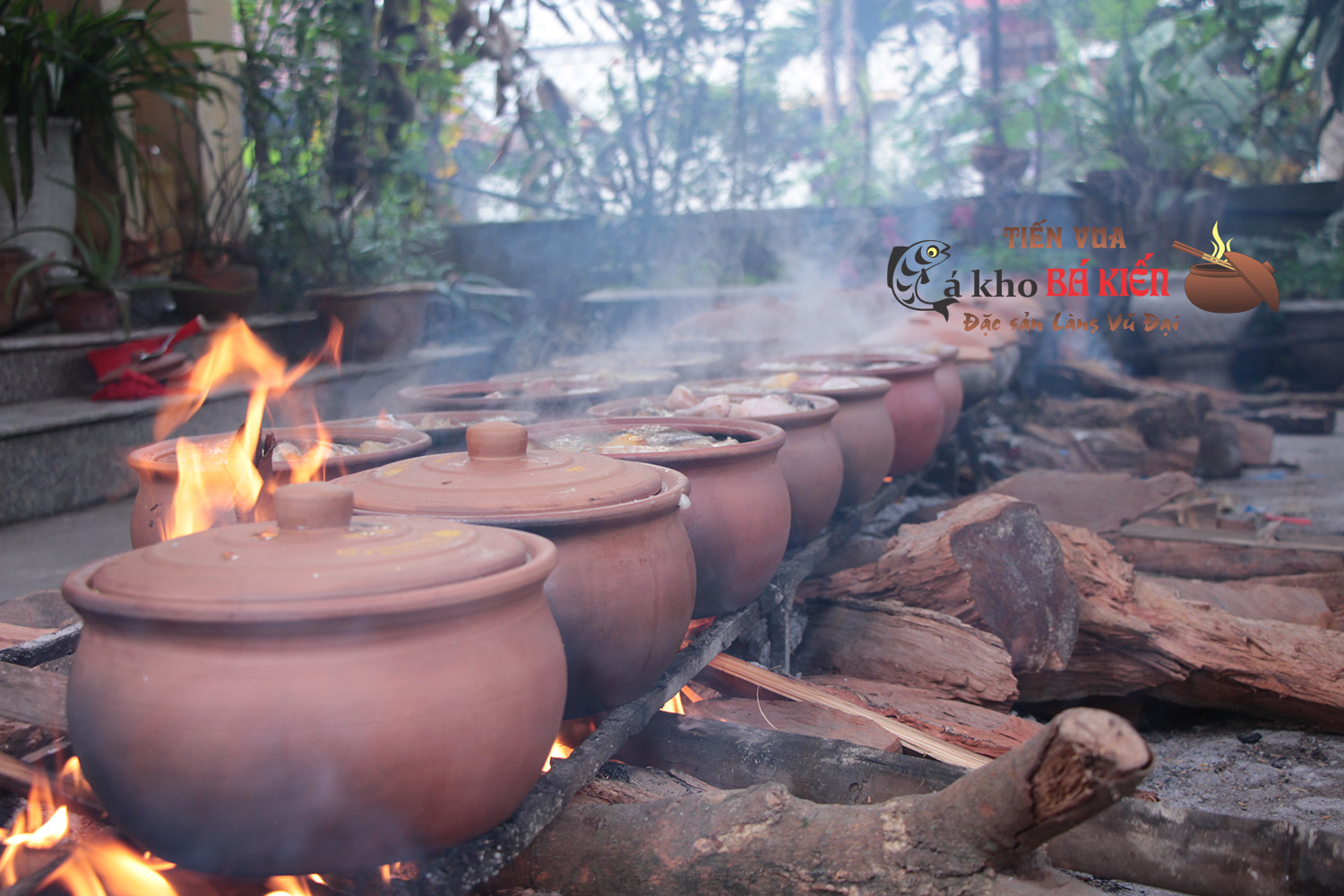 Cá được kho suốt 16h liên tục trên bếp lửa hồng, để cho miếng cá cứng chắc, xương nhừ