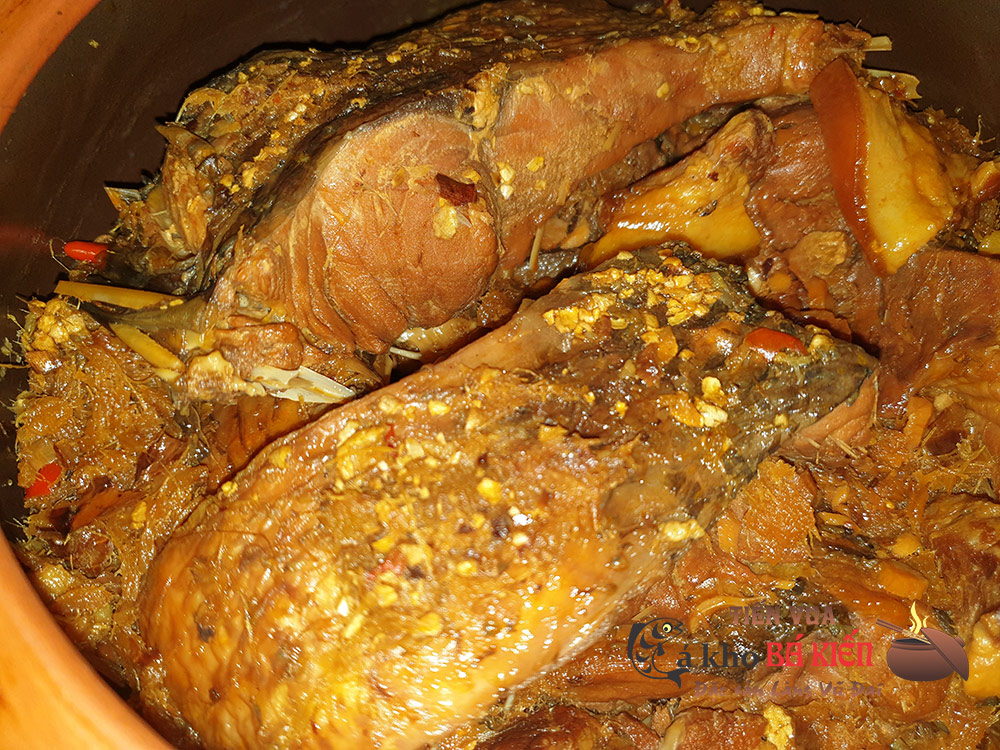 Những khúc cá kho vàng ươm, chắc chắn