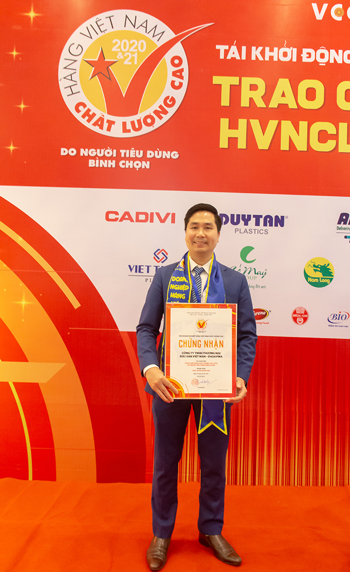 Giám đốc Nguyễn Bá Toàn nhận Chứng nhận Hàng Việt Nam chất lượng cao 
