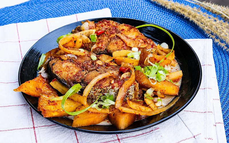 Ngon tuyệt cá kho cùi dừa và dứa