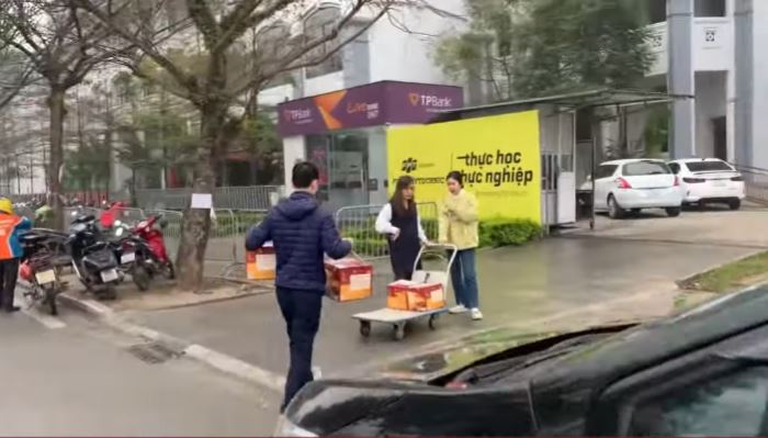 Đơn hàng 20 niêu cá kho đến trường CĐ FPT Polytechnic