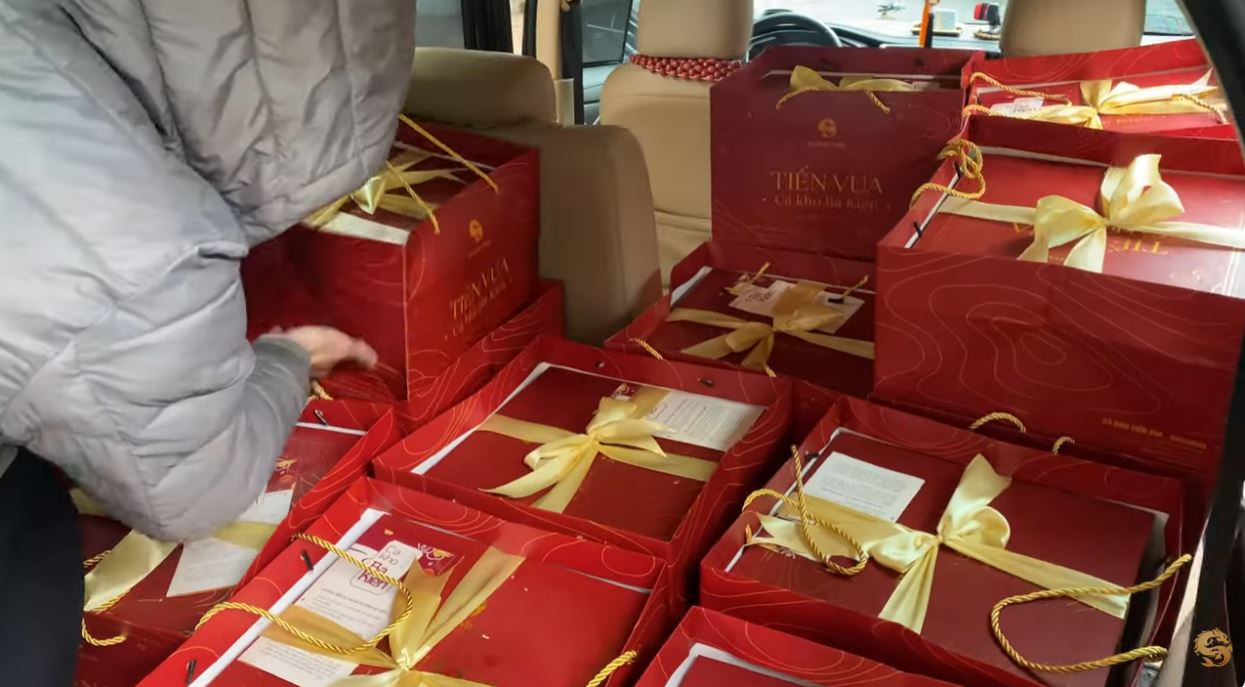 20 niêu cá kho Tiến Vua giao đến Viettel Global