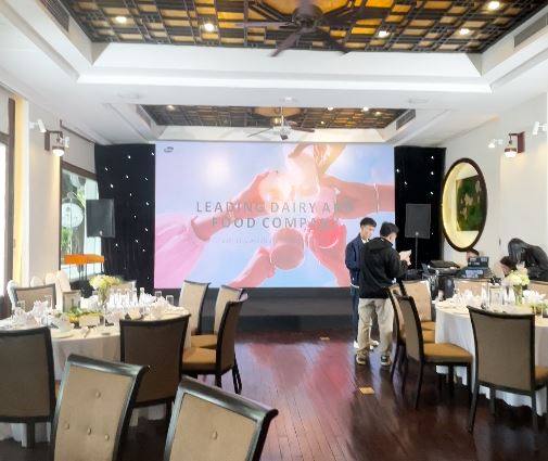 32 niêu cá kho Vũ Đại cho doanh nghiệp làm quà tặng tại Hồ Hoàn Kiếm