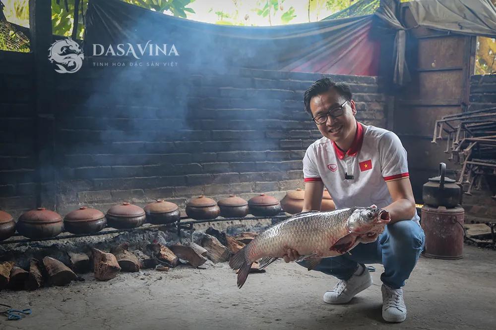 MC Tạ Biên Cương chụp ảnh cá trắm đen - Nguyên liệu chính làm nên món cá kho Vũ Đại
