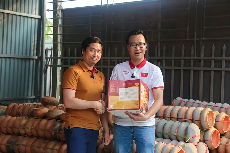 MC - BLV Tạ Biên Cương cùng anh Nguyễn Bá Toàn (Chủ cơ sở cá kho Bá Kiến)