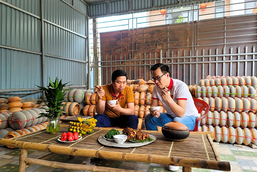 MC Tạ Biên Cương thưởng thức cá kho Vũ Đại