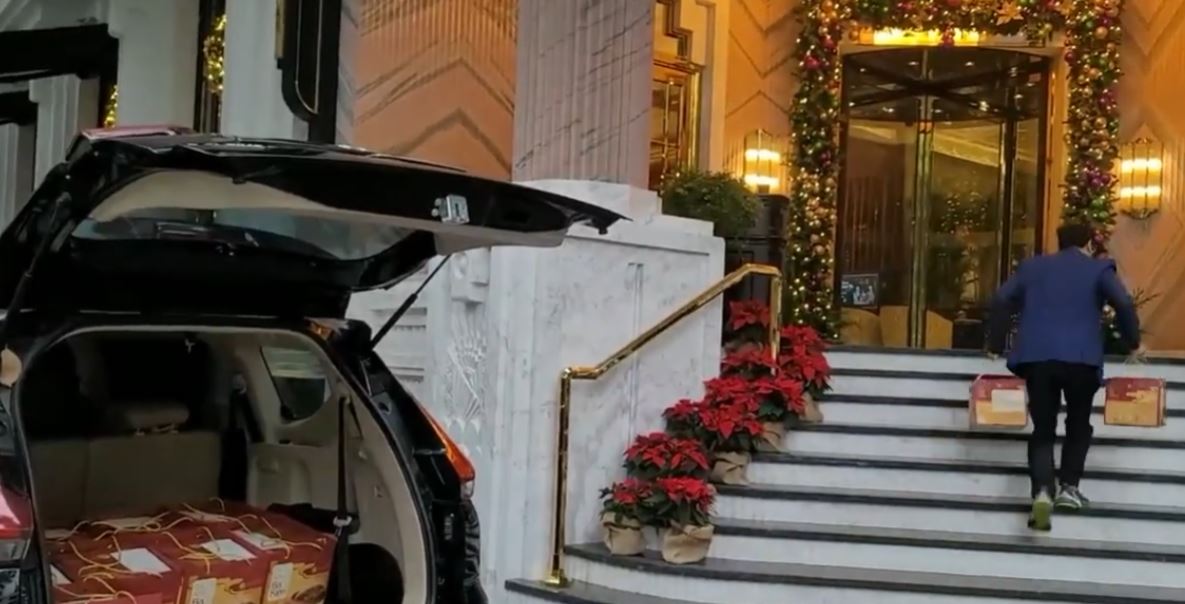 Giao đơn 10 niêu cá kho đến khách sạn Capella Hà Nội