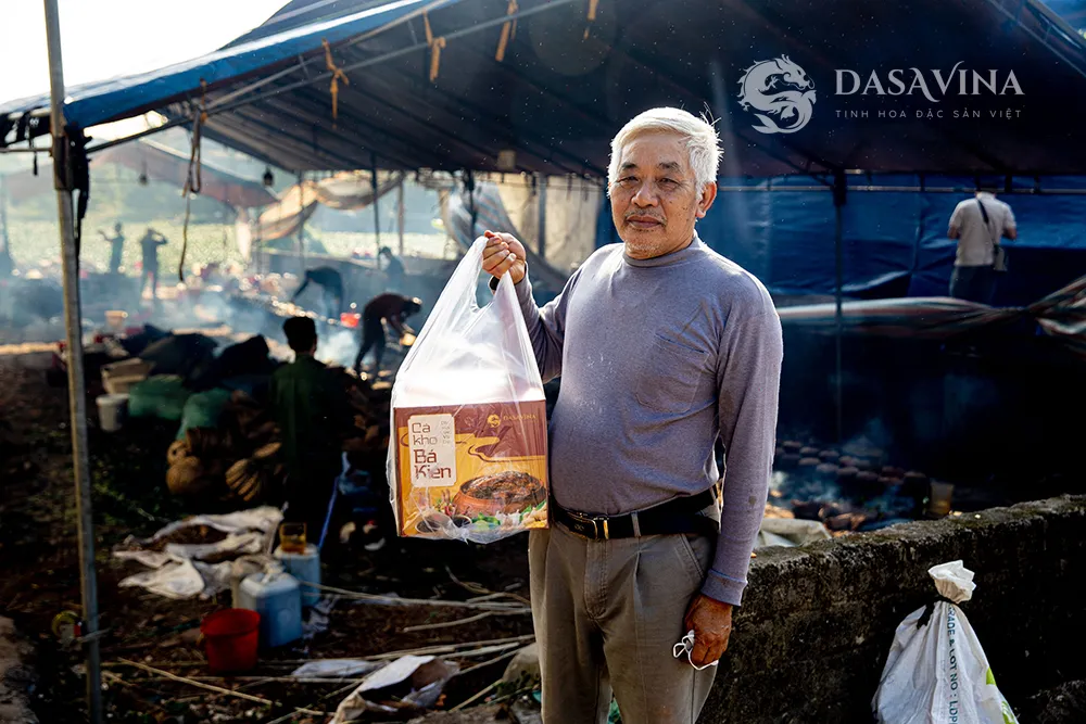 Khách hàng đến trực tiếp trải nghiệm và mua cá kho Bá Kiến