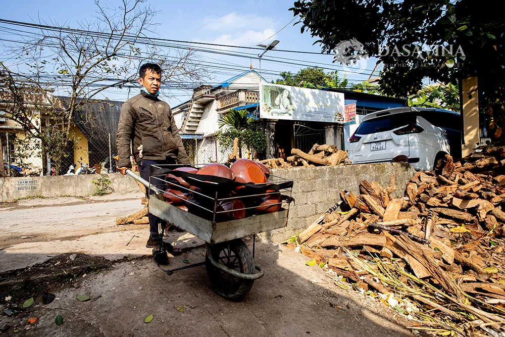Anh chị nhân công hỗ trợ nguyên vật liệu chuẩn bị cho mẻ cá tiếp theo