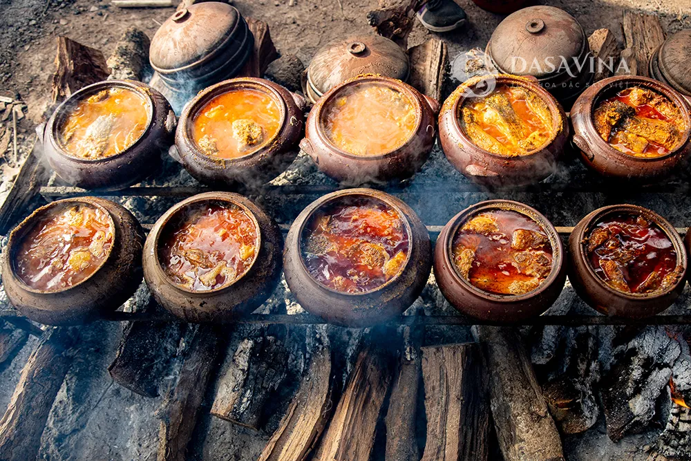 Những niêu cá Vũ Đại sôi lục bục dưới sức nóng của than củi nhãn