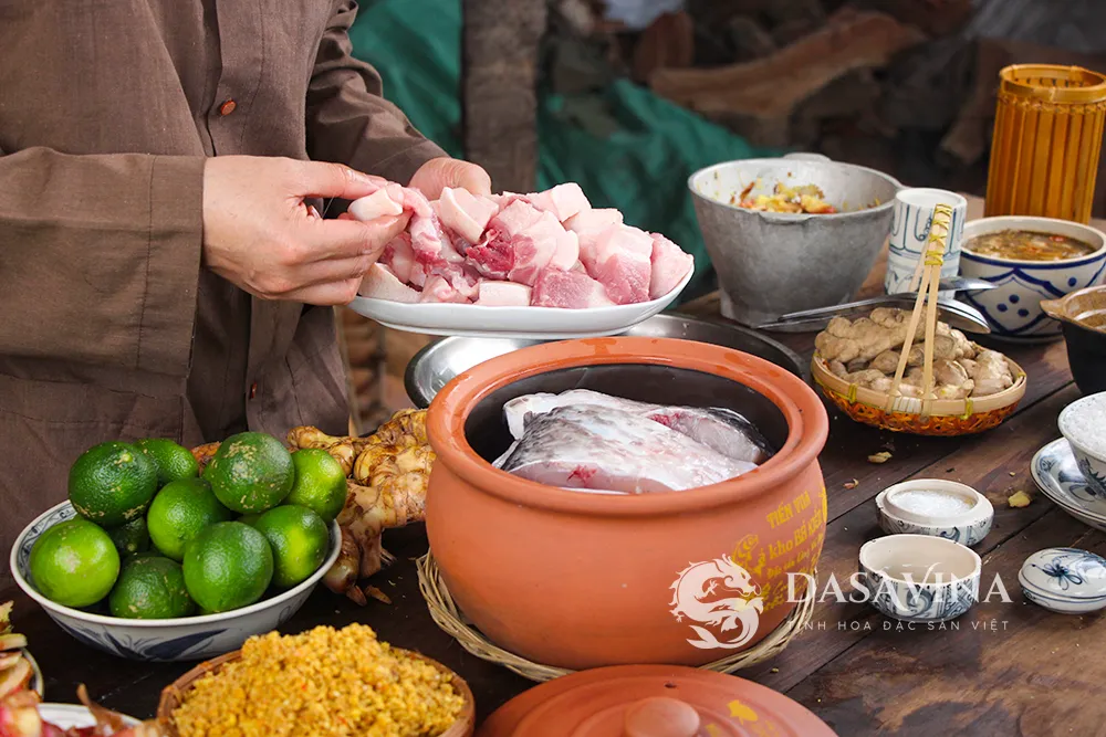 Những miếng thịt ba chỉ giúp cá kho Vũ Đại thơm ngon, béo ngậy